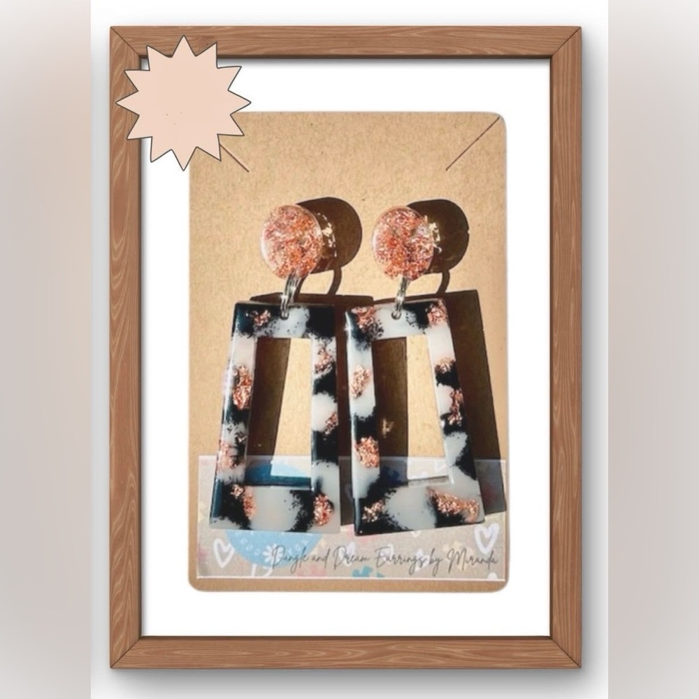 Stylish Black and White Dangle Earrings

🌸🌟🌟Bundle Discounts Available🌟🌟🌸